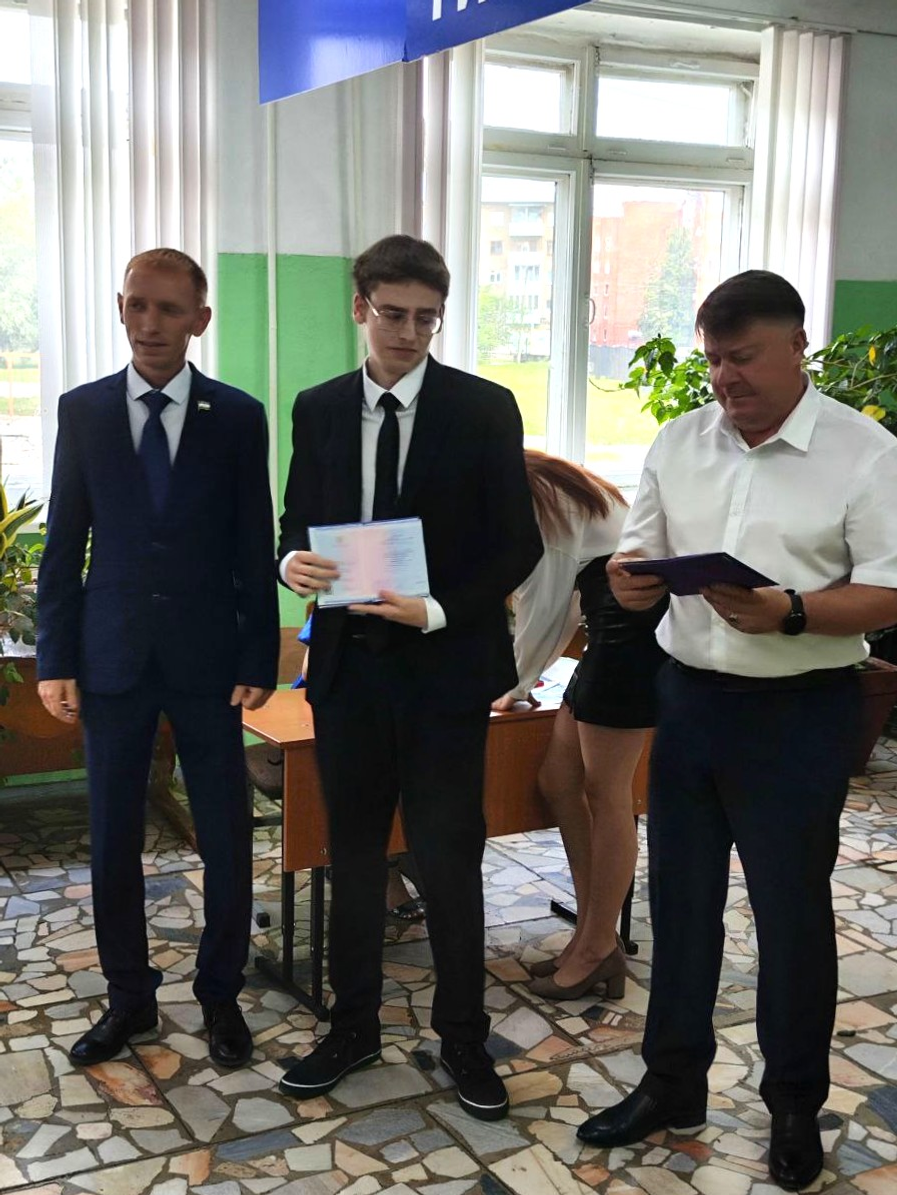 В Салавате выпускникам гимназии №2 подарили подписку на газету «Выбор»