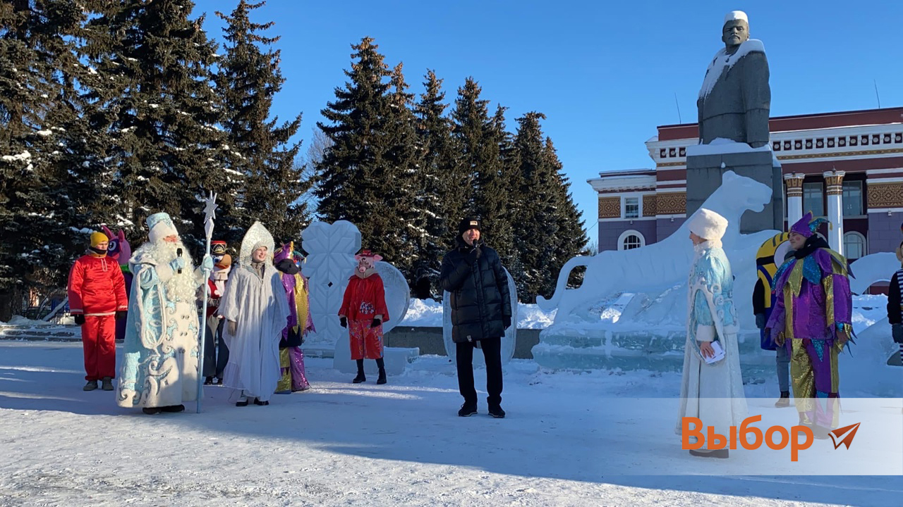 Около 100 Дедов Морозов, Снегурочек и других персонажей собрались в Салавате на открытии ледового городка