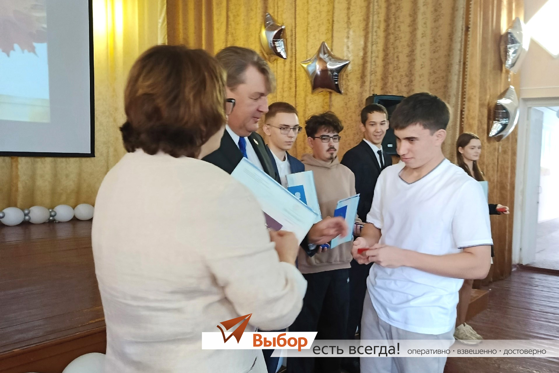 В Салавате выпускникам школы № 24 подарили подписку на газету «Выбор»