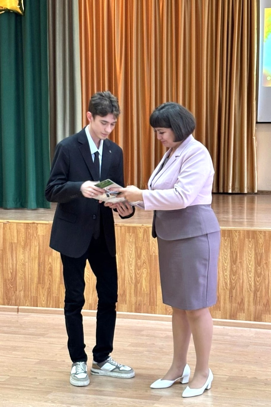 В Салавате выпускникам школы №19 подарили подписку на газету «Выбор»