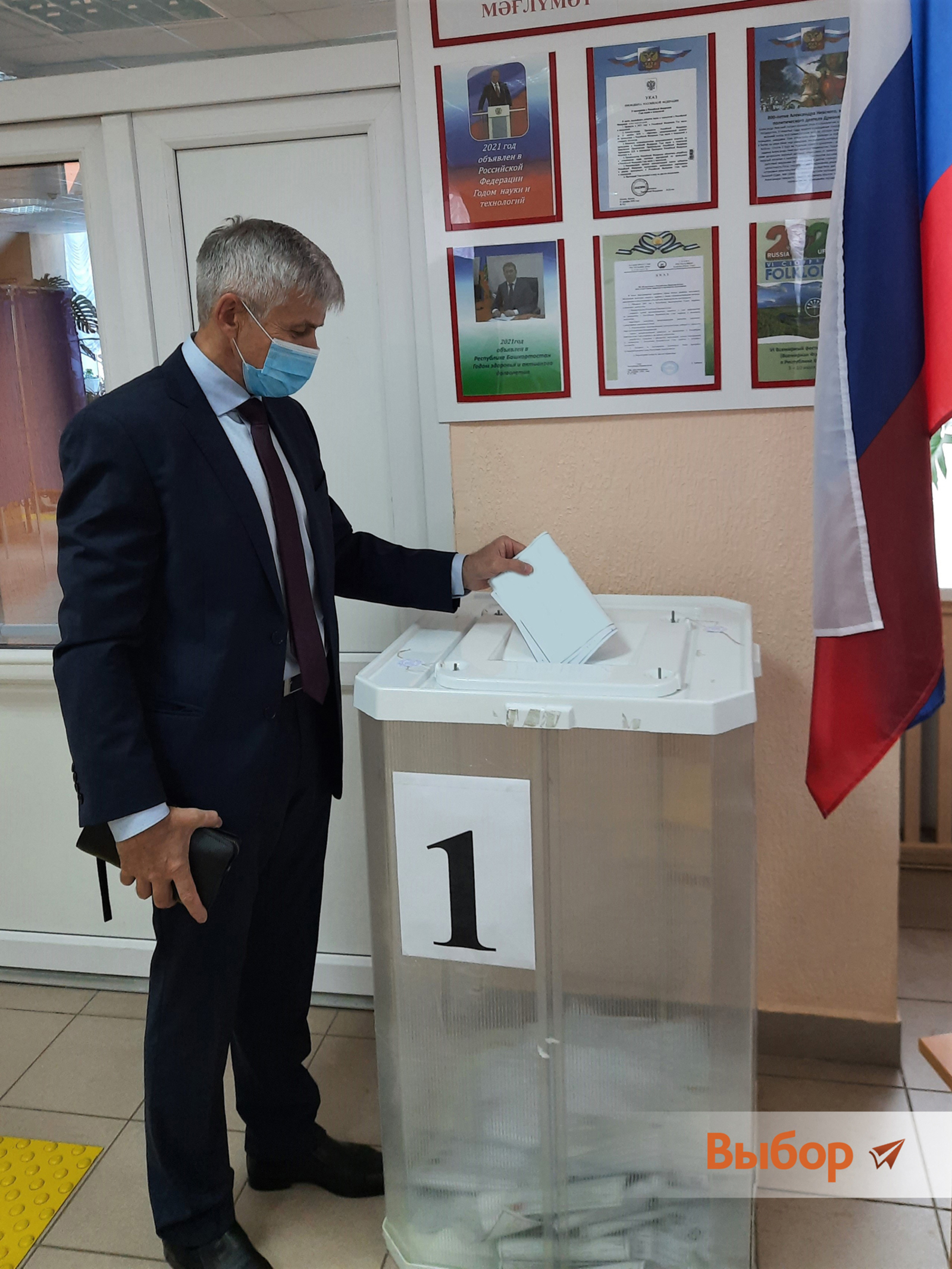 Председатель ТИК города Салавата проголосовал в числе первых