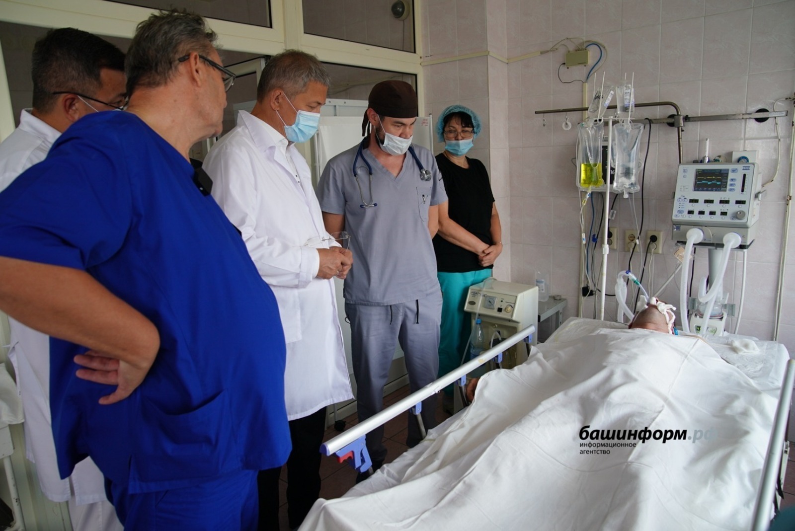 Радий Хабиров навестил пострадавших в аварии на "Каустике" в Стерлитамаке