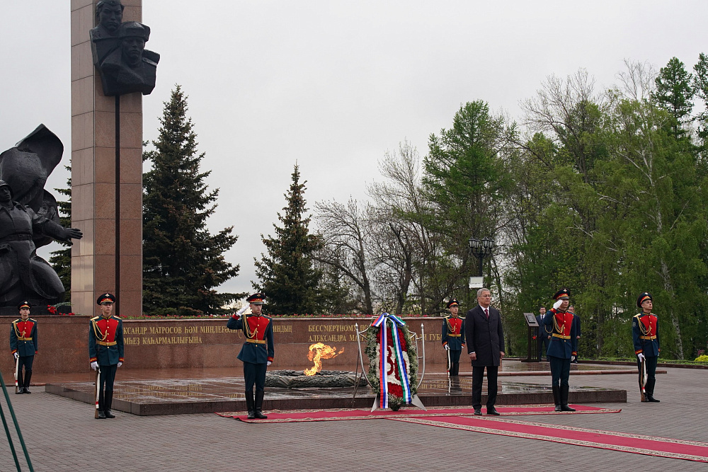 Глава Башкирии возложил венок Славы к Вечному огню