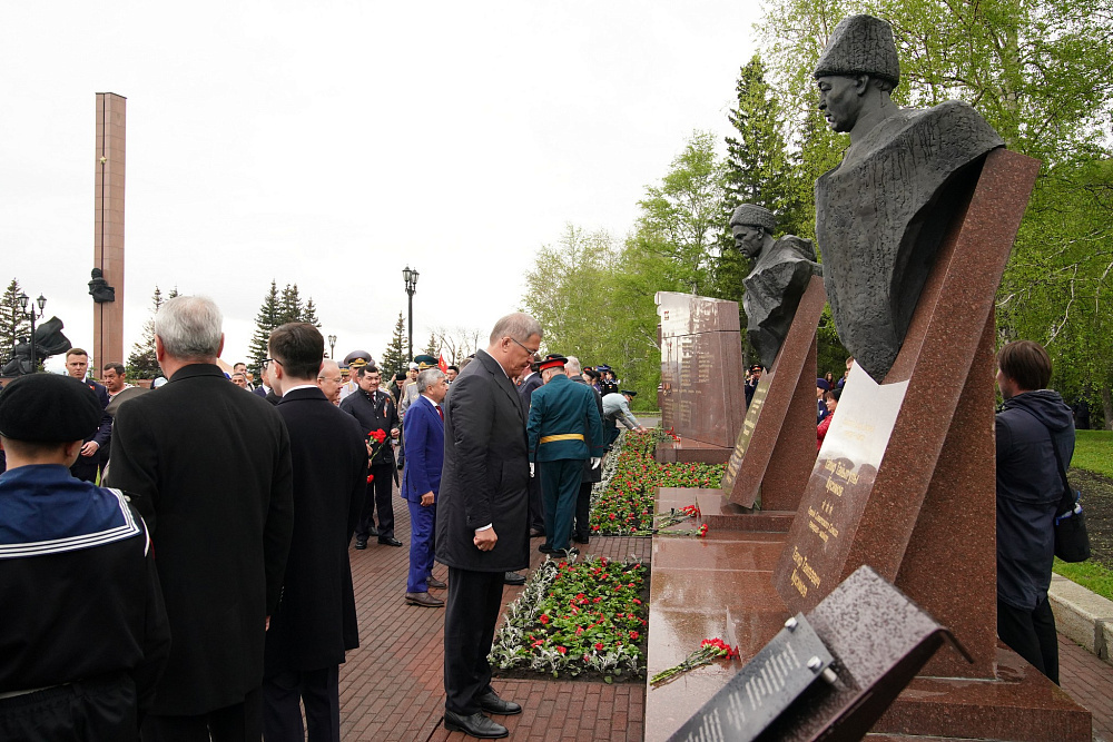 Глава Башкирии возложил венок Славы к Вечному огню