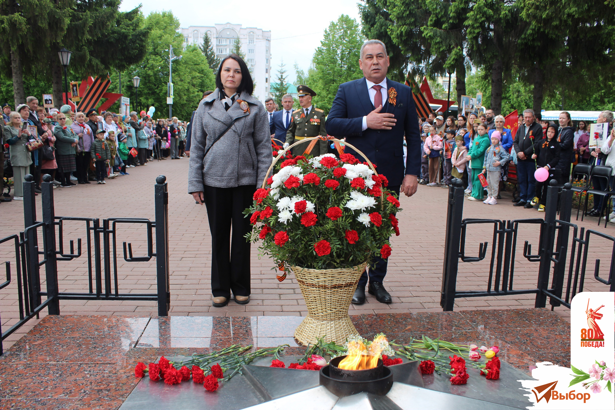 В Салавате День Победы начался на мемориале «Вечный огонь»