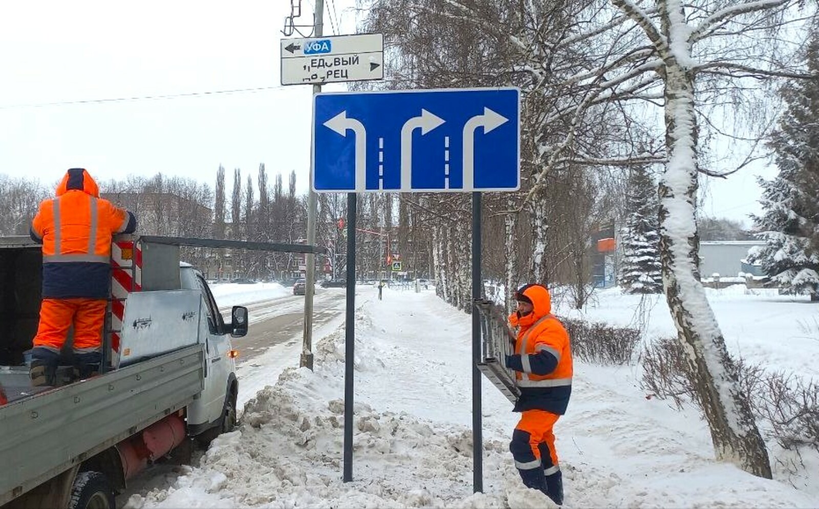 В Салавате устанавливают новые дорожные знаки