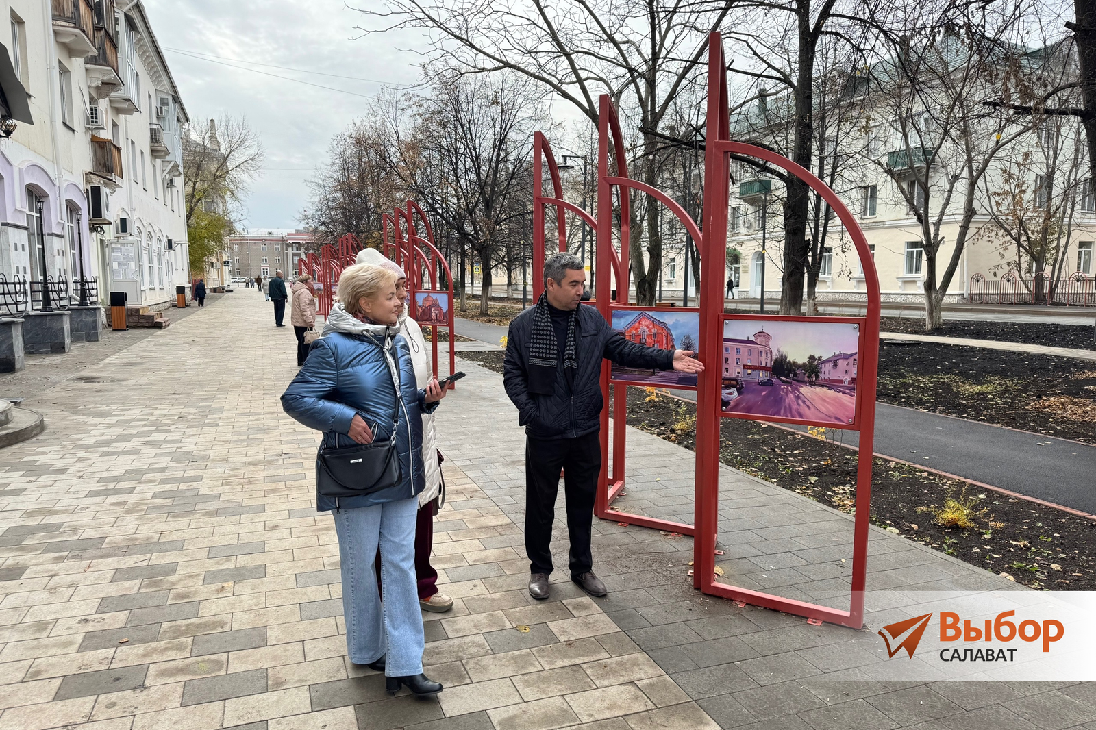 На благоустроенной улице Салавата выставлены картины художников Башкирии