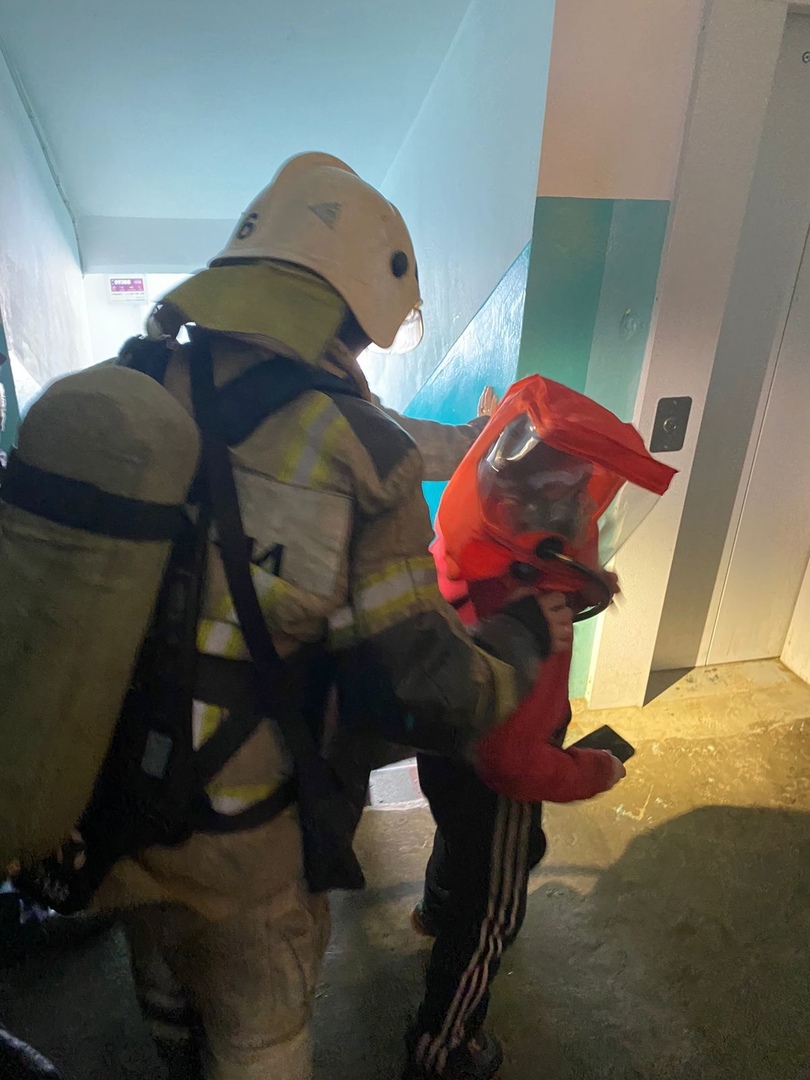 В Салавате при пожаре в жилом доме 17-летний парень спас сестренку, а пожарные — взрослых и детей