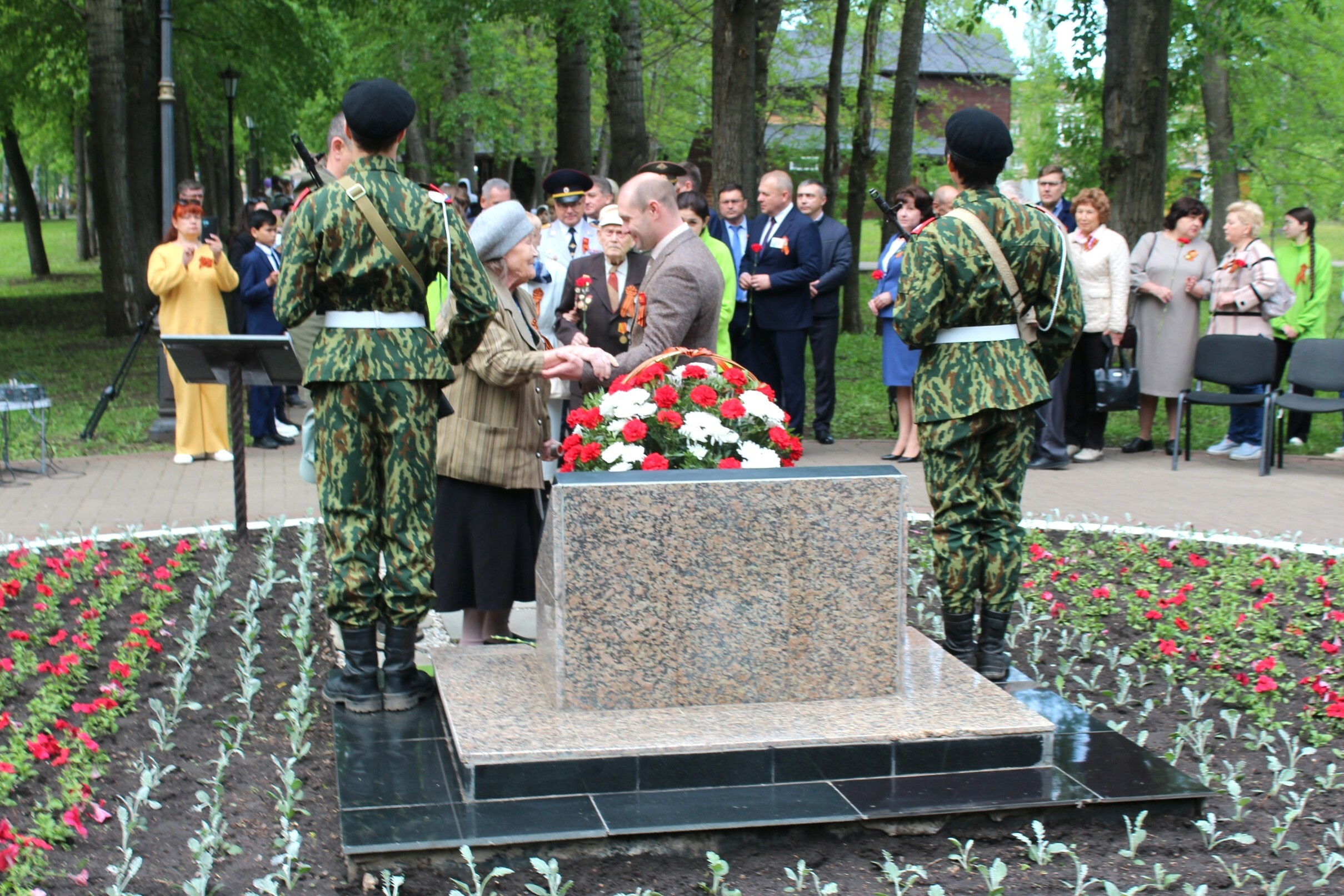 В Салавате на мемориалах прошли торжественные митинги памяти
