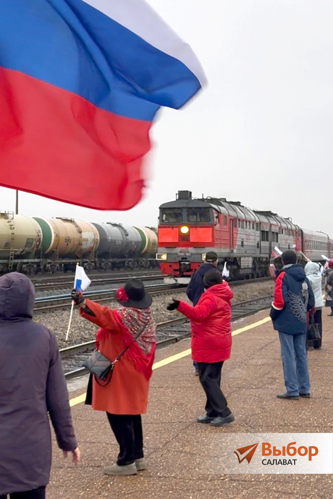 Жители Салавата приветствовали раненых бойцов, едущих в госпиталь