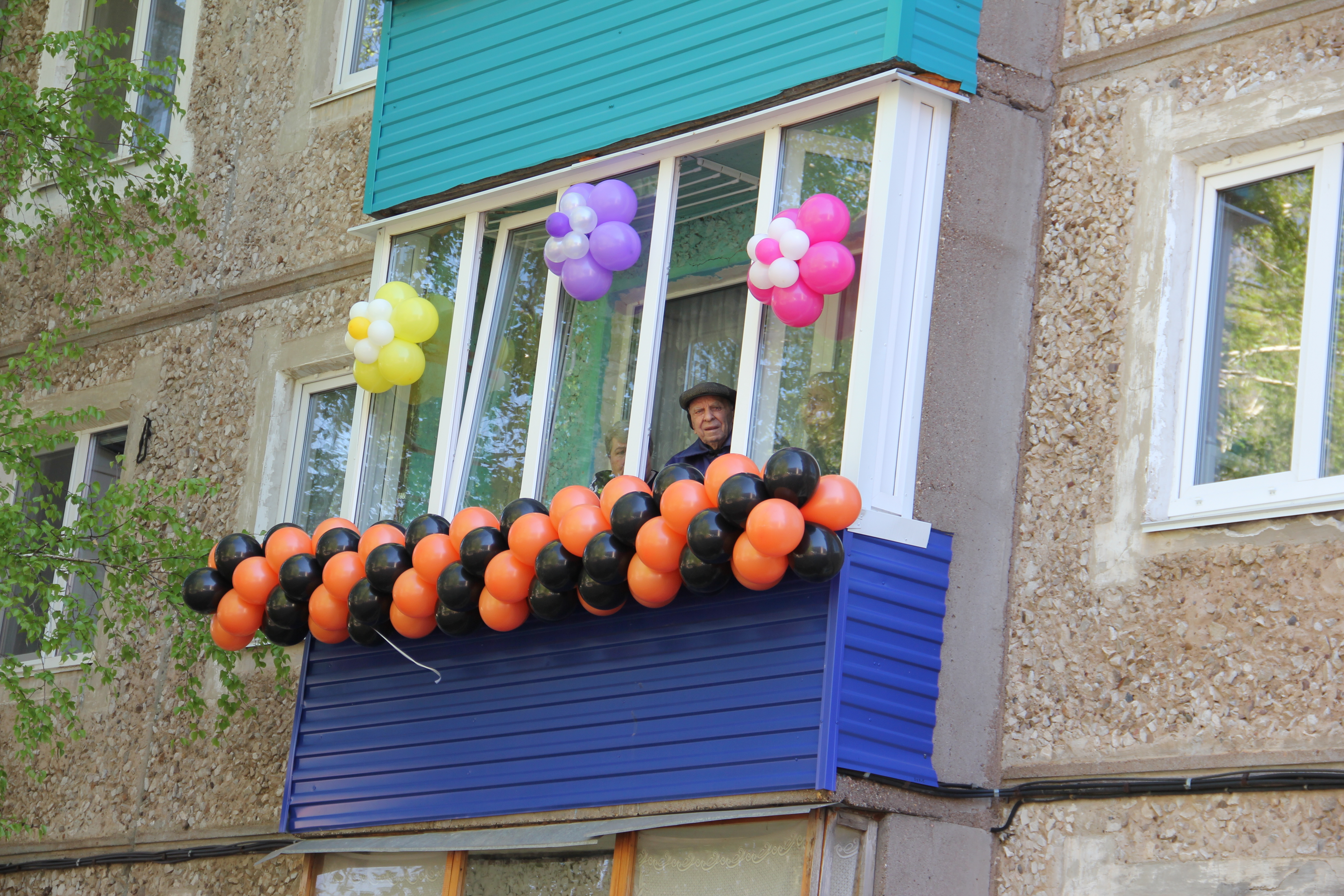 В Салавате у домов ветеранов продолжаются праздничные Парады