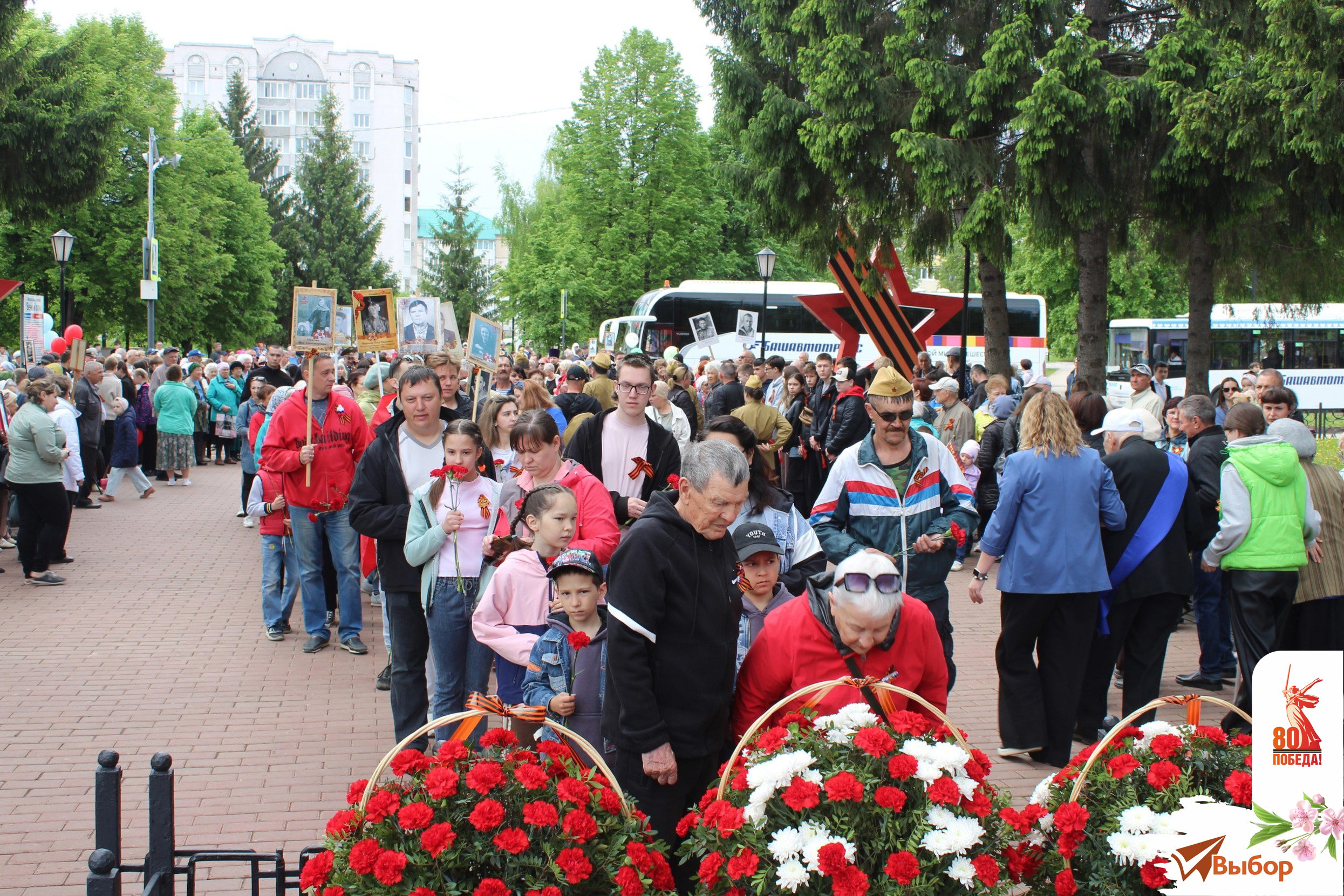 В Салавате День Победы начался на мемориале «Вечный огонь»