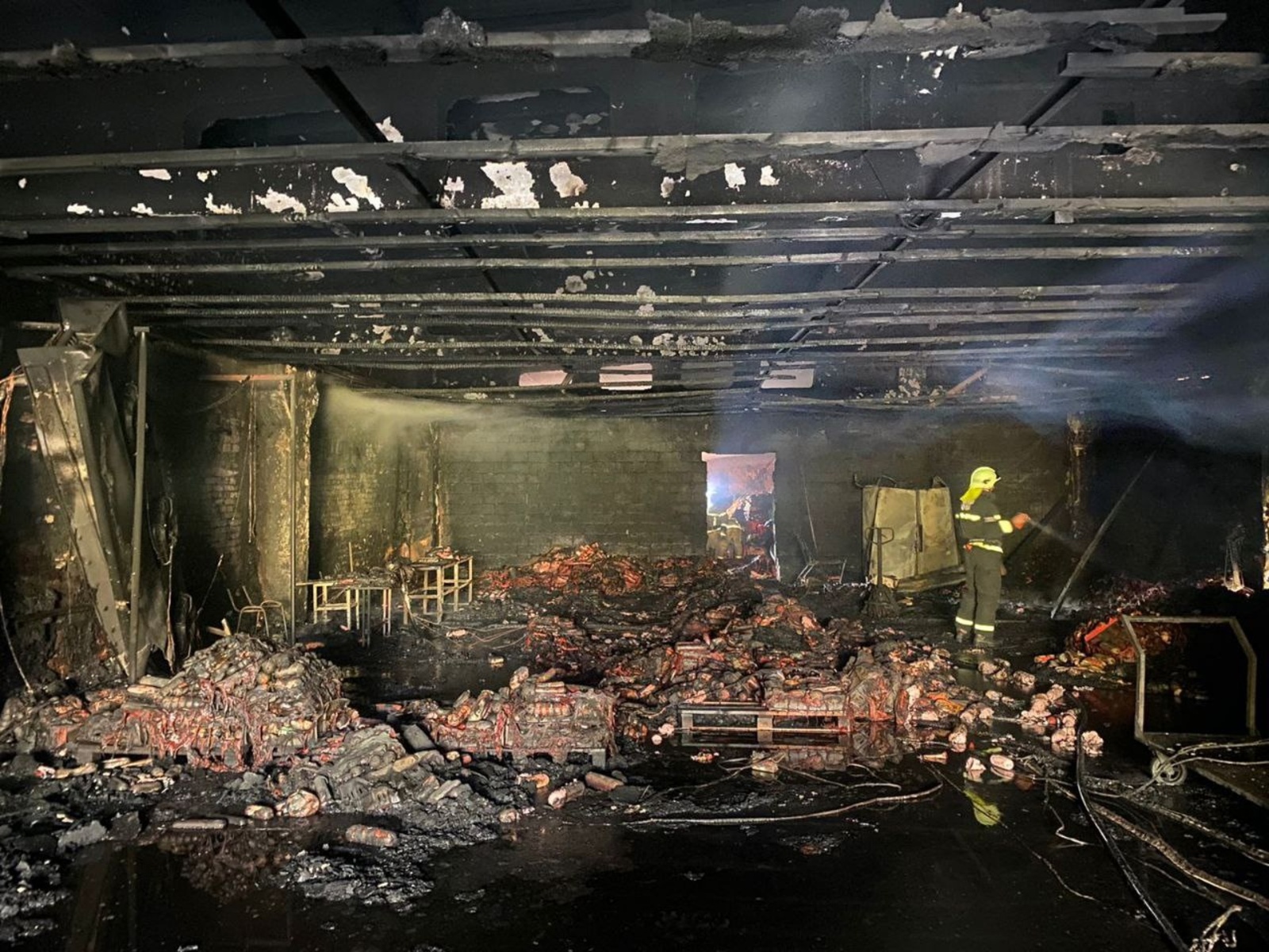 Фото крокуса после пожара внутри. Сгоревший склад. Обгоревший склад. Горящие склады. Обломки после пожара на складе.