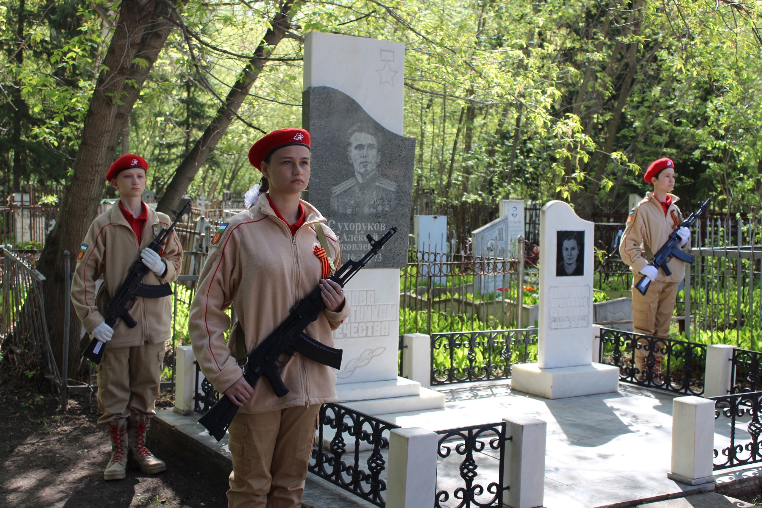 8 мая в Салавате прошли митинги у мемориальных комплексов и возложение цветов к могилам героев