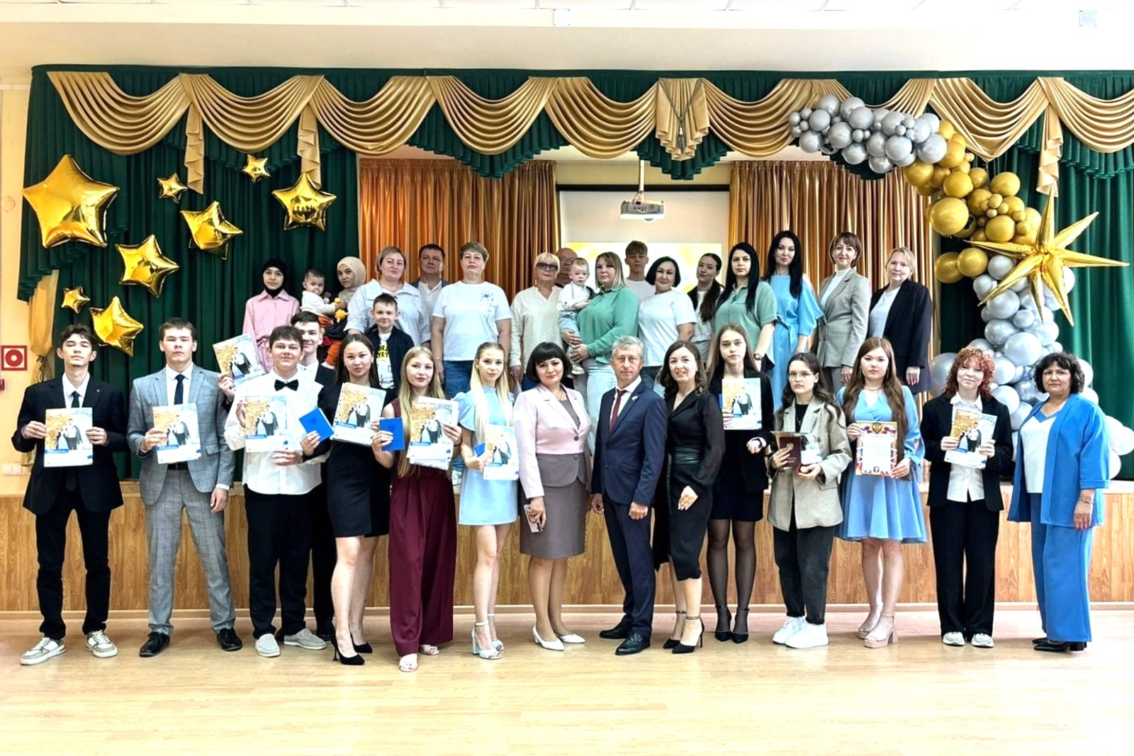 В Салавате выпускникам школы №19 подарили подписку на газету «Выбор»