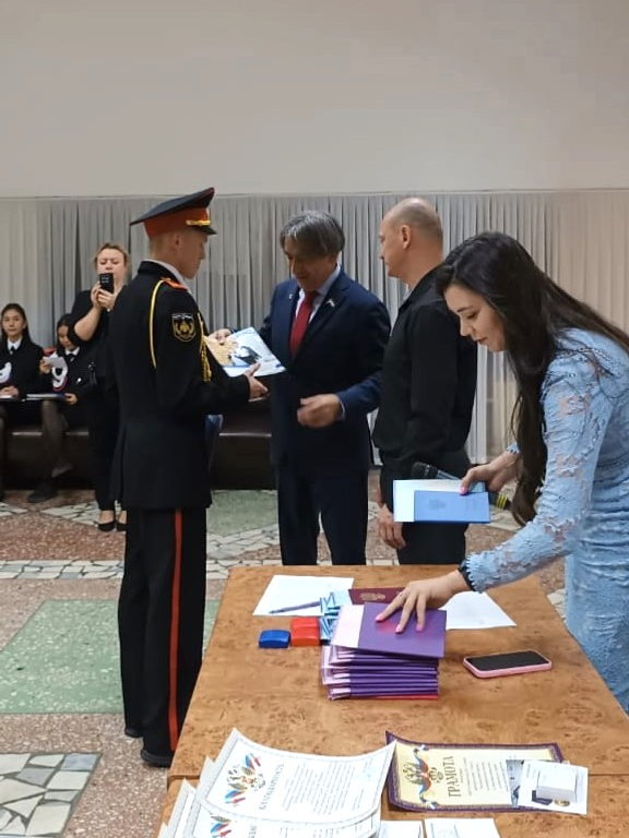 В Салавате выпускникам кадетской школы № 2 подарили подписку на газету «Выбор»