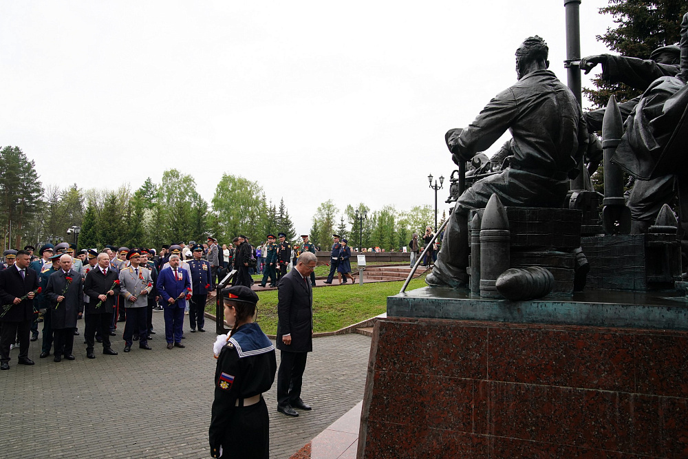 Глава Башкирии возложил венок Славы к Вечному огню