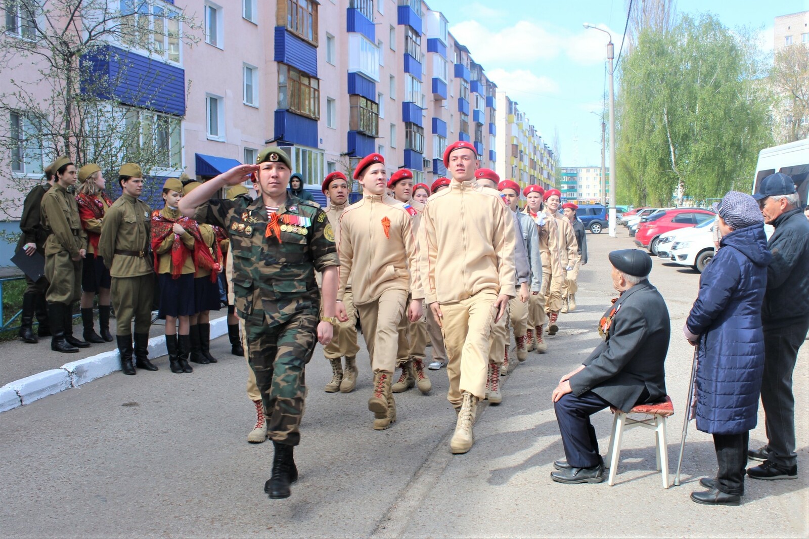 В Салавате у домов ветеранов проходят Парады Победы