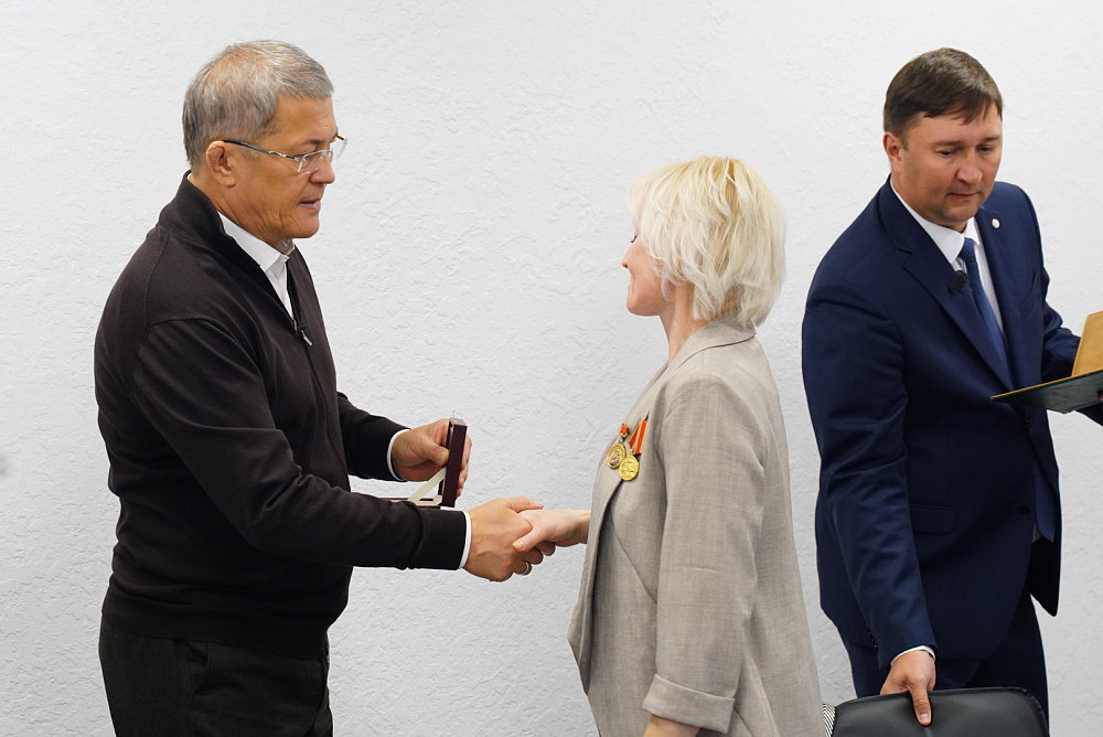 Глава Башкирии передал ордена Шаймуратова семьям погибших бойцов из Салавата