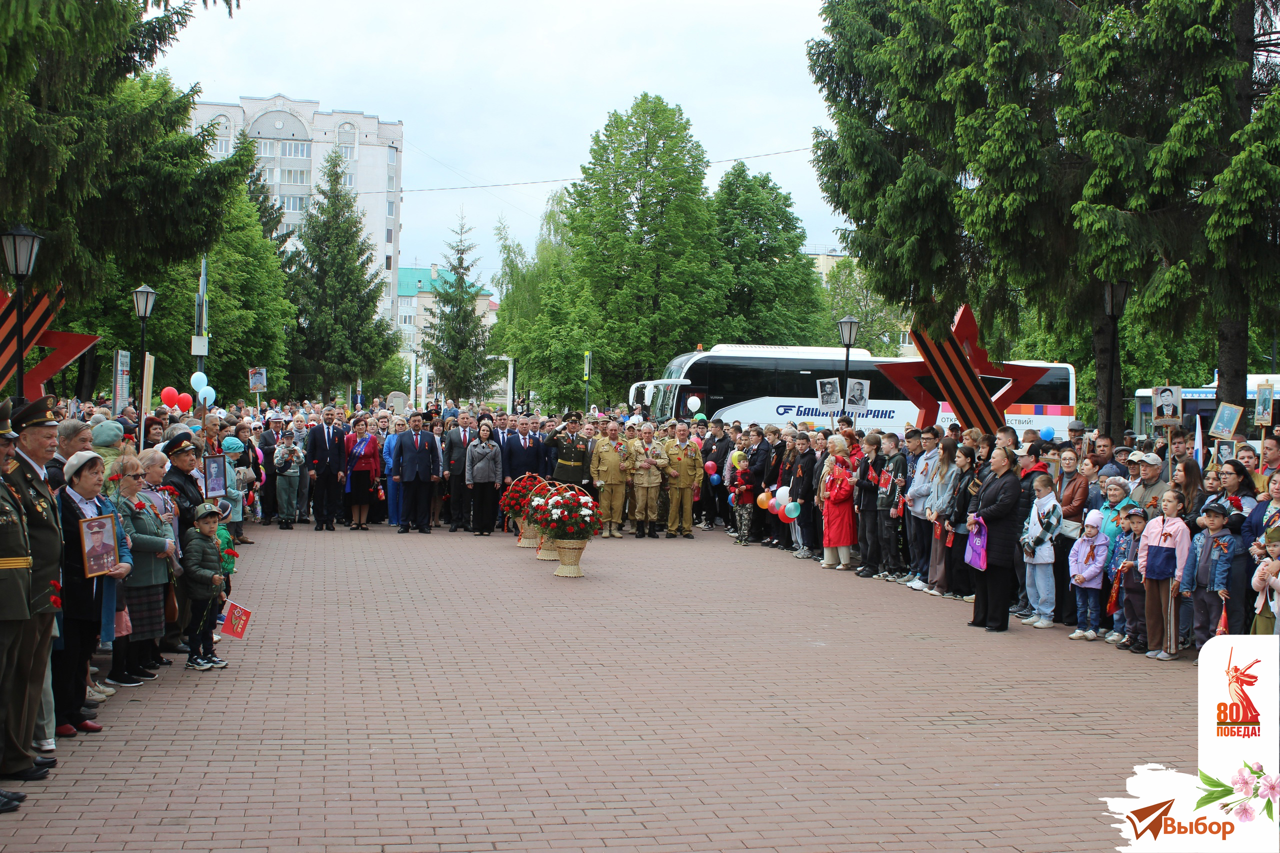 В Салавате День Победы начался на мемориале «Вечный огонь»