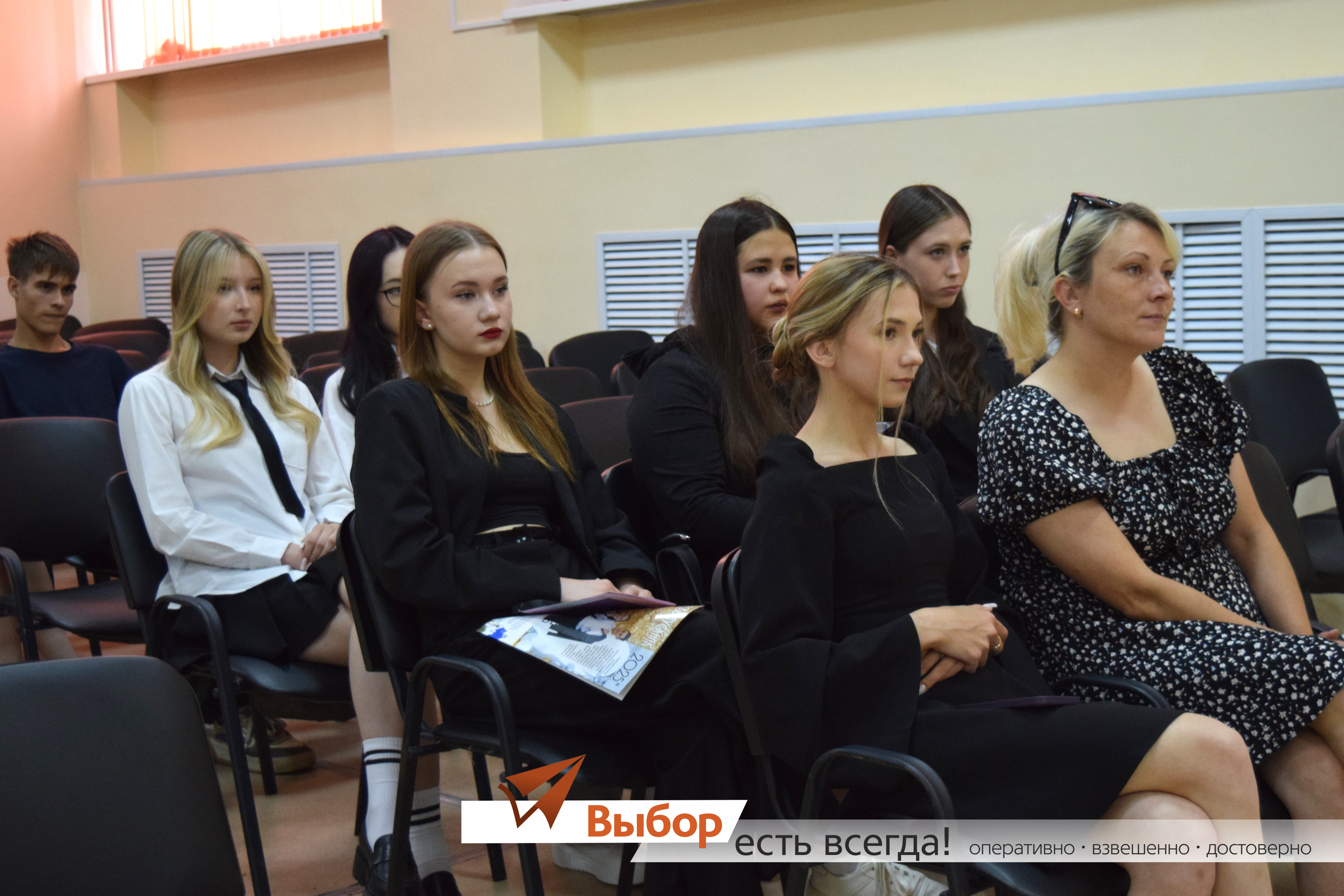 В Салавате выпускникам школы № 4 подарили подписку на газету «Выбор»