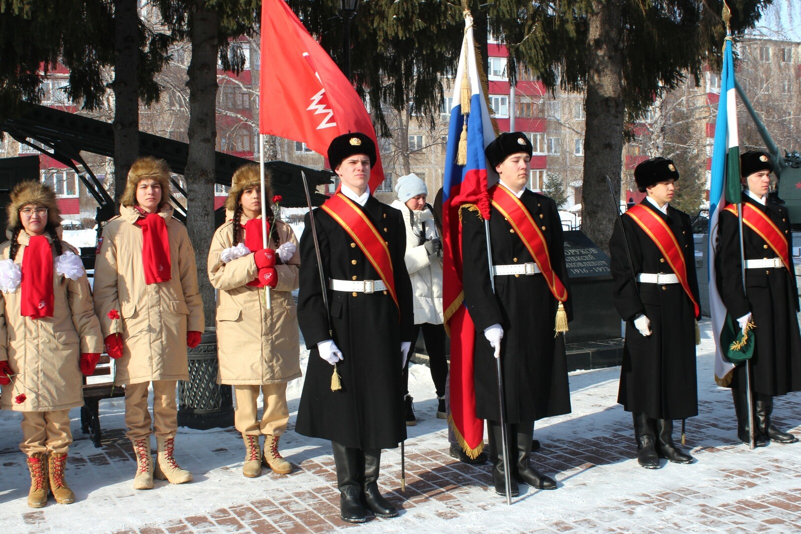 В День защитника Отечества на мемориале «Вечный огонь» в Салавате прошел митинг