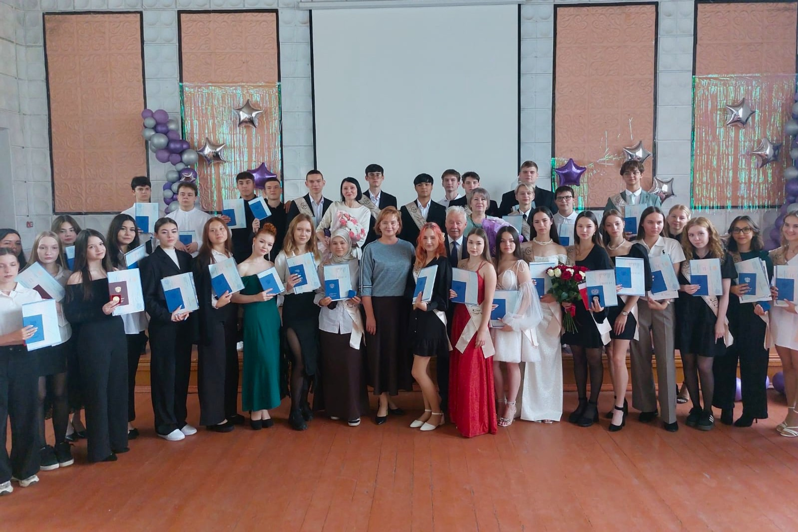 В Салавате выпускникам лицея №8 подарили подписку на газету «Выбор»