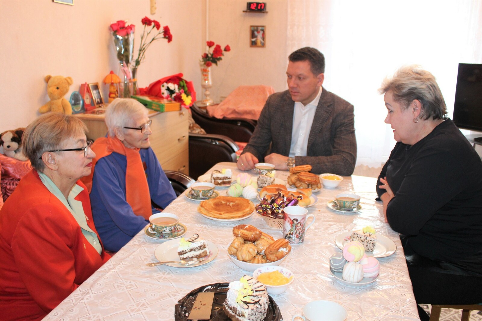 В Салавате жительница блокадного Ленинграда Светлана Серегина угостила мэра города вкуснейшими блинчиками