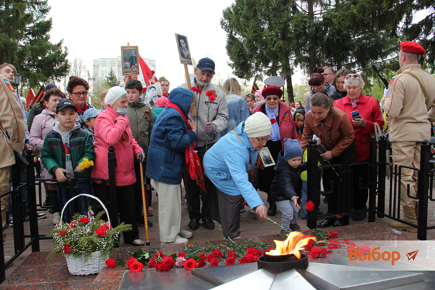 В День Победы салаватцы возложили цветы на мемориальном комплексе «Вечный огонь»