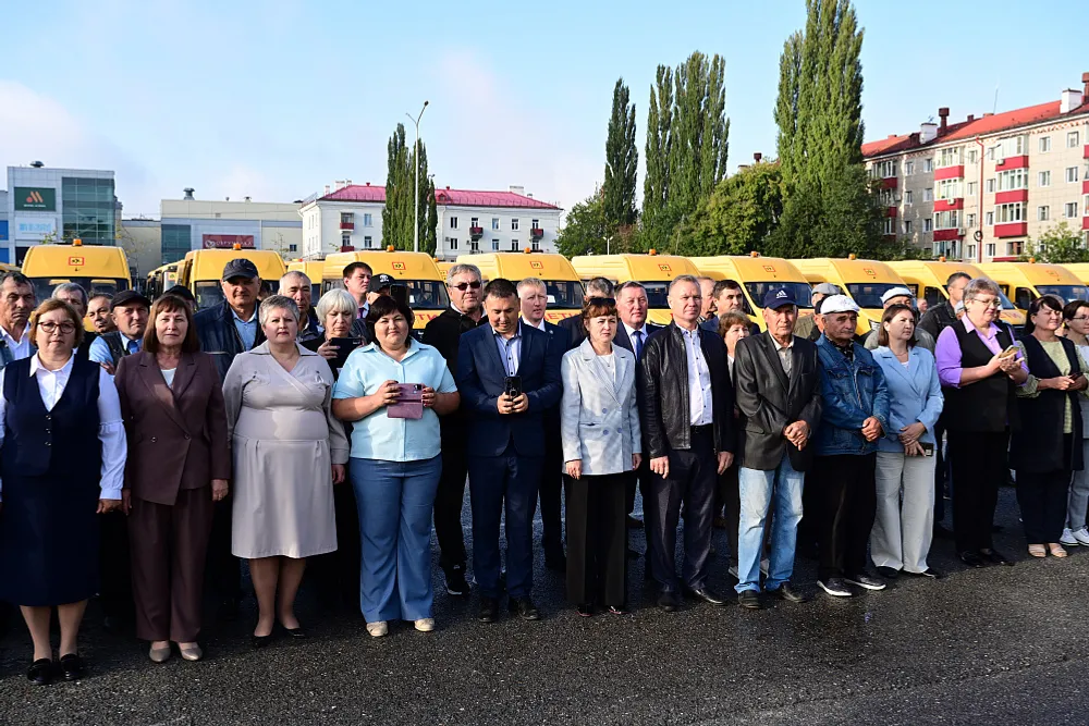 Подарок школам Башкирии – более 200 автобусов и автомобилей