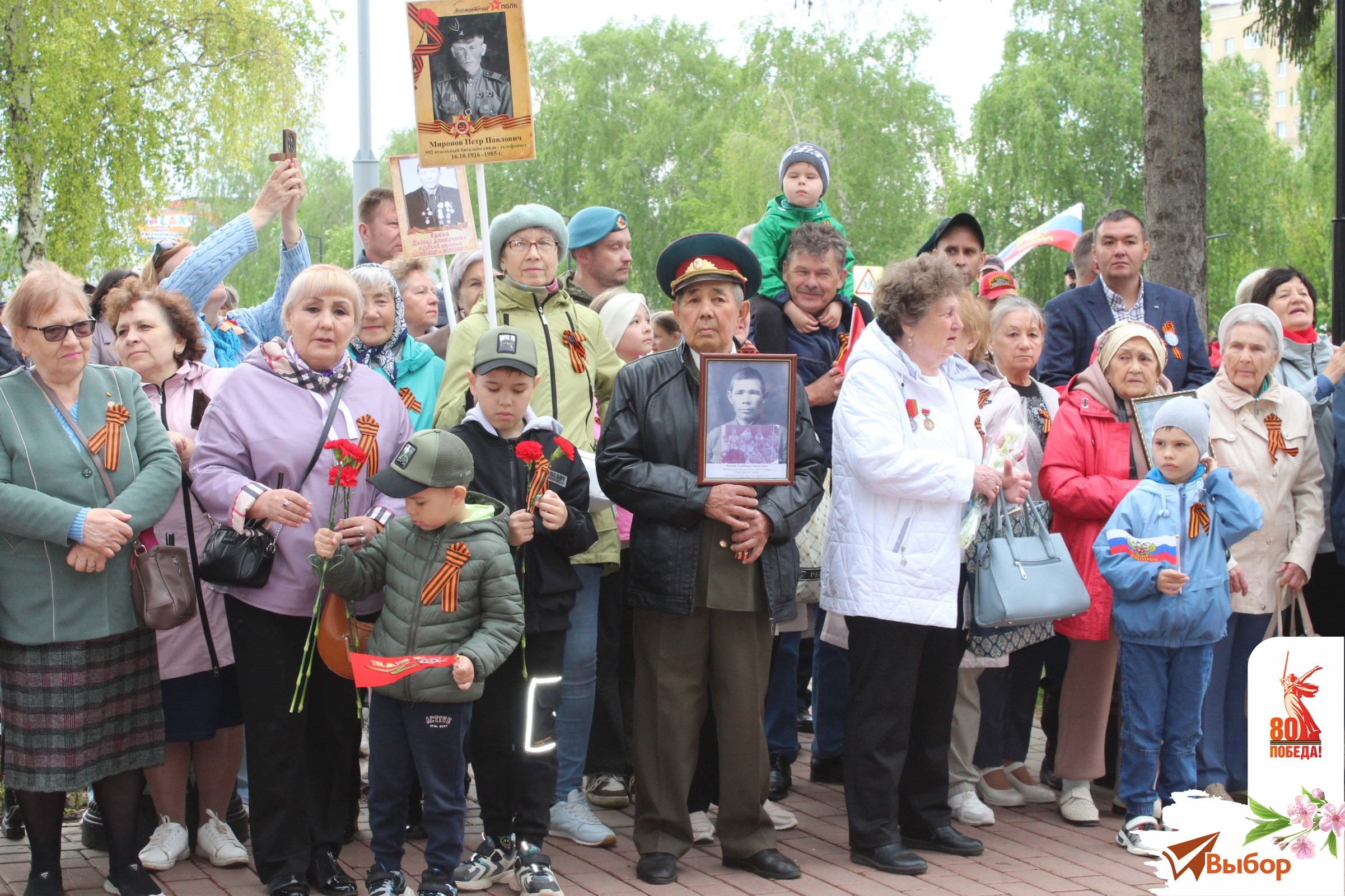 В Салавате День Победы начался на мемориале «Вечный огонь»