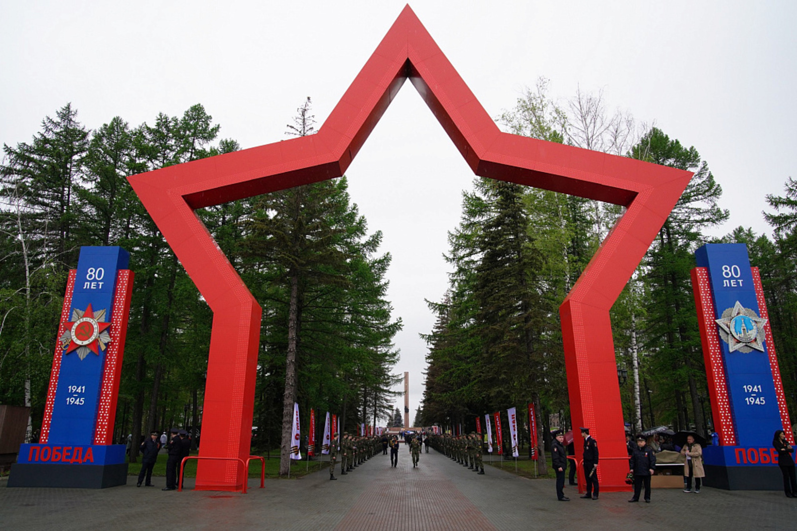 Глава Башкирии возложил венок Славы к Вечному огню