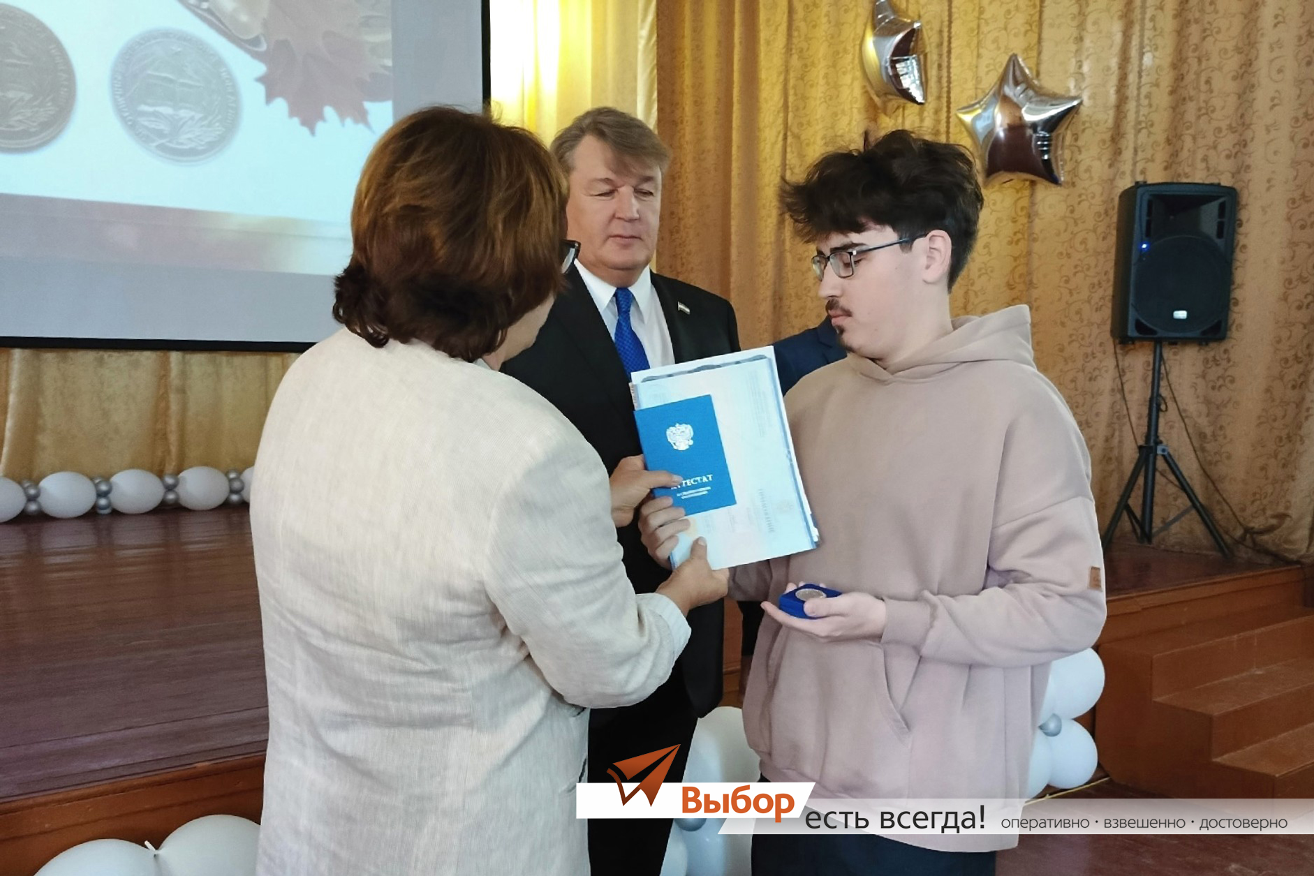 В Салавате выпускникам школы № 24 подарили подписку на газету «Выбор»