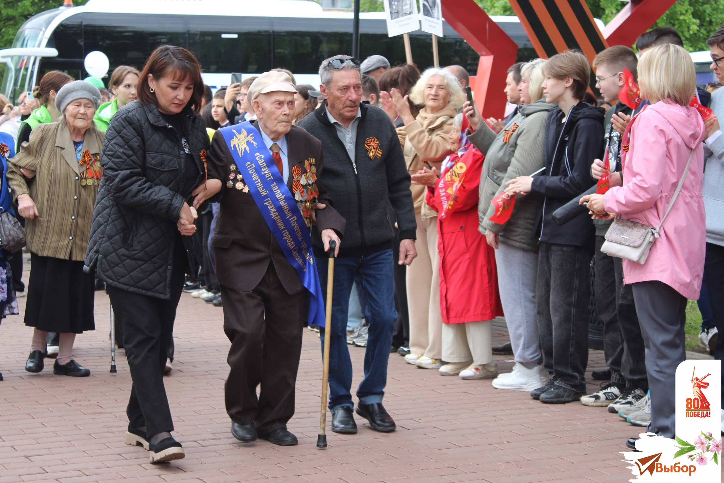 В Салавате День Победы начался на мемориале «Вечный огонь»