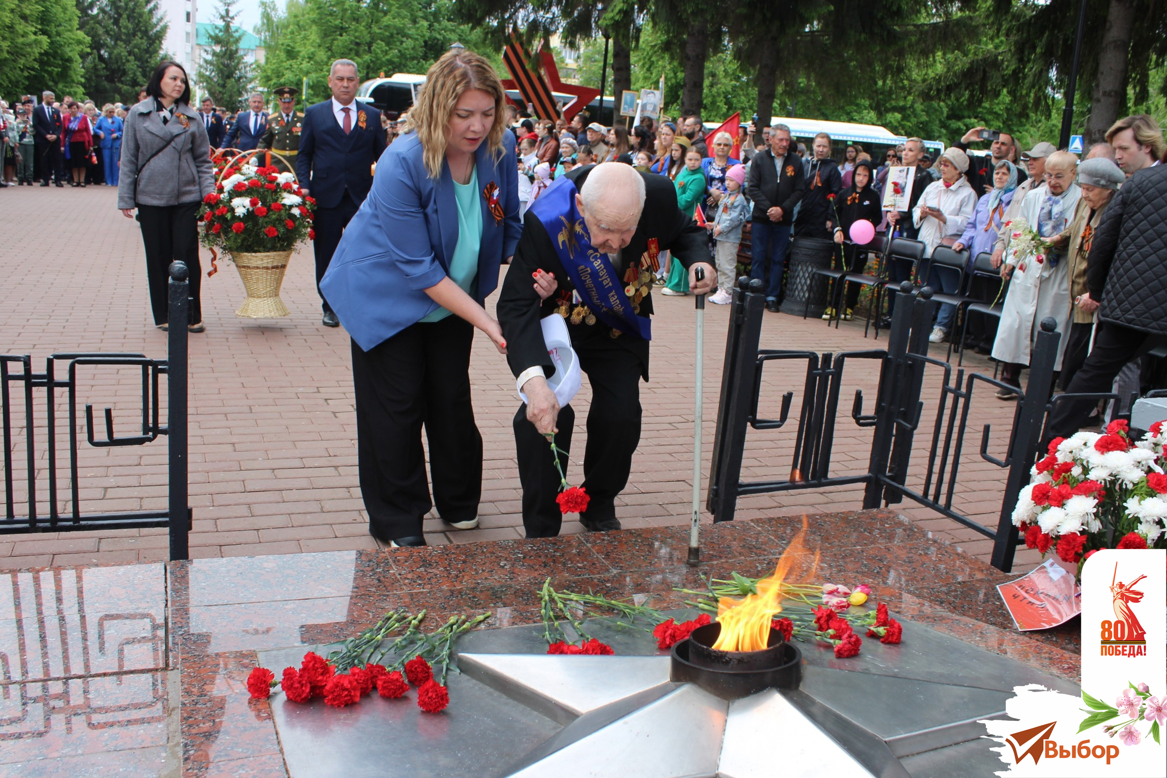 В Салавате День Победы начался на мемориале «Вечный огонь»