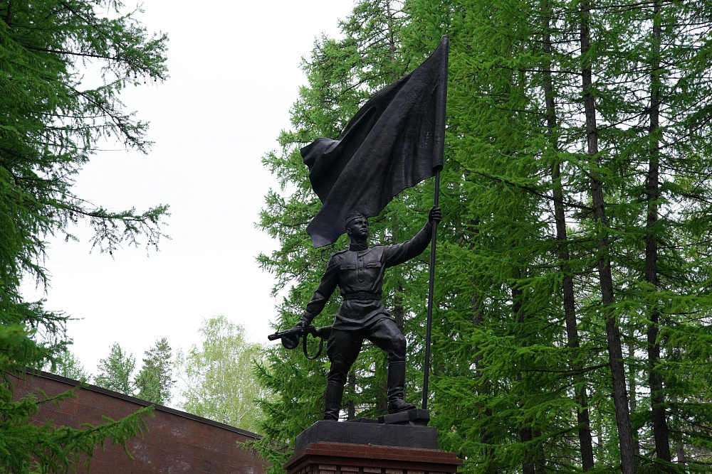 Глава Башкирии возложил венок Славы к Вечному огню