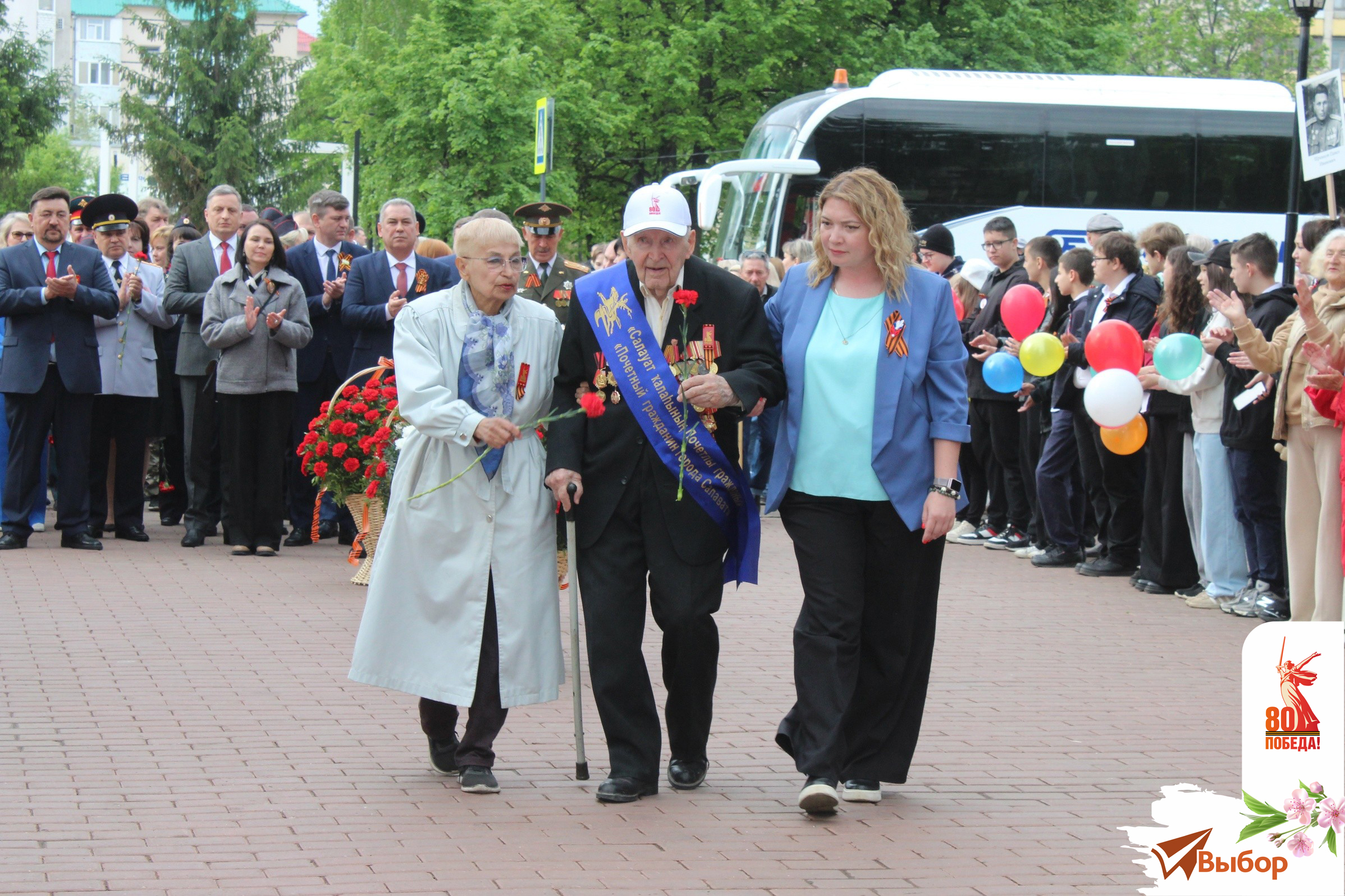 В Салавате День Победы начался на мемориале «Вечный огонь»
