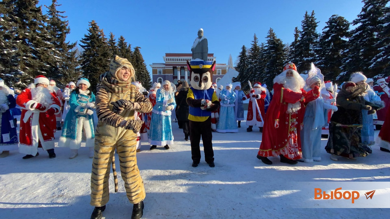 Около 100 Дедов Морозов, Снегурочек и других персонажей собрались в Салавате на открытии ледового городка