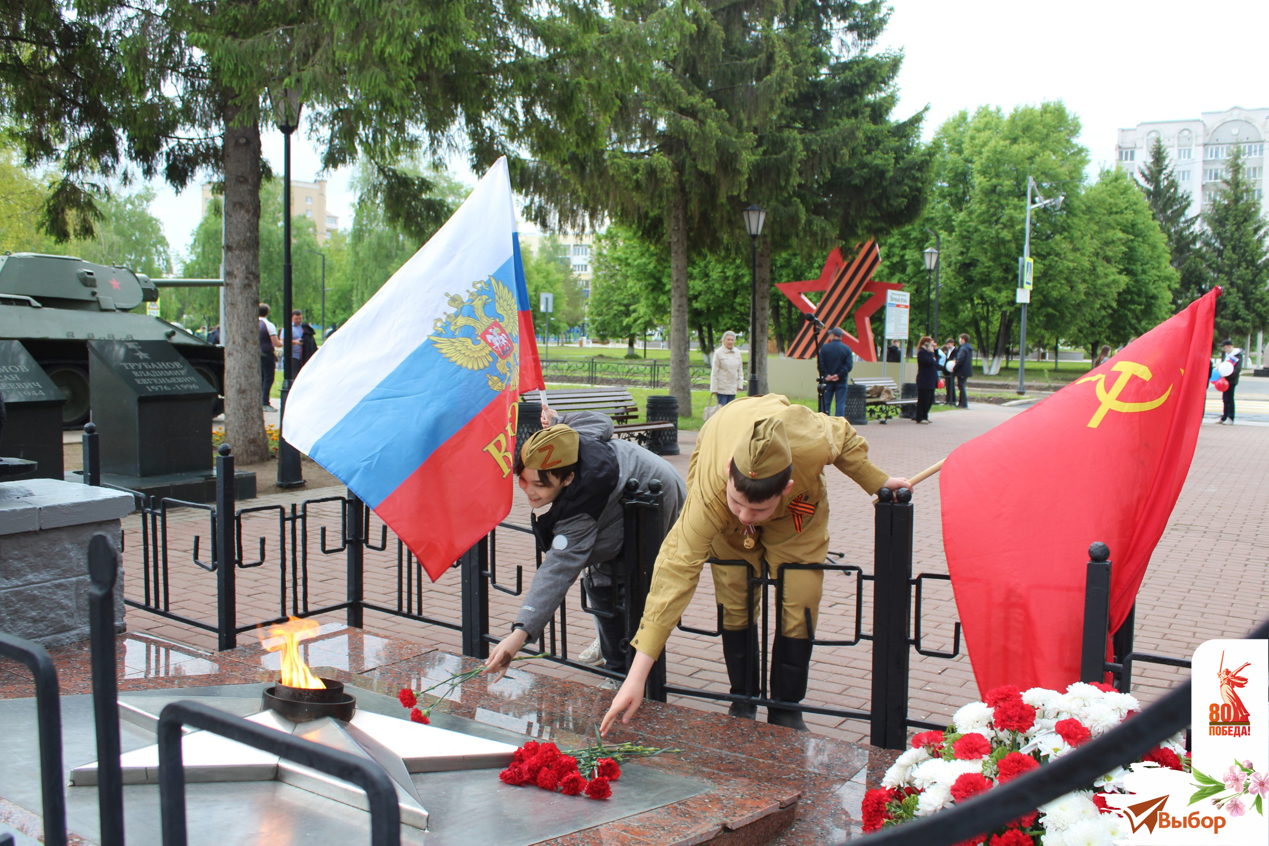 В Салавате День Победы начался на мемориале «Вечный огонь»