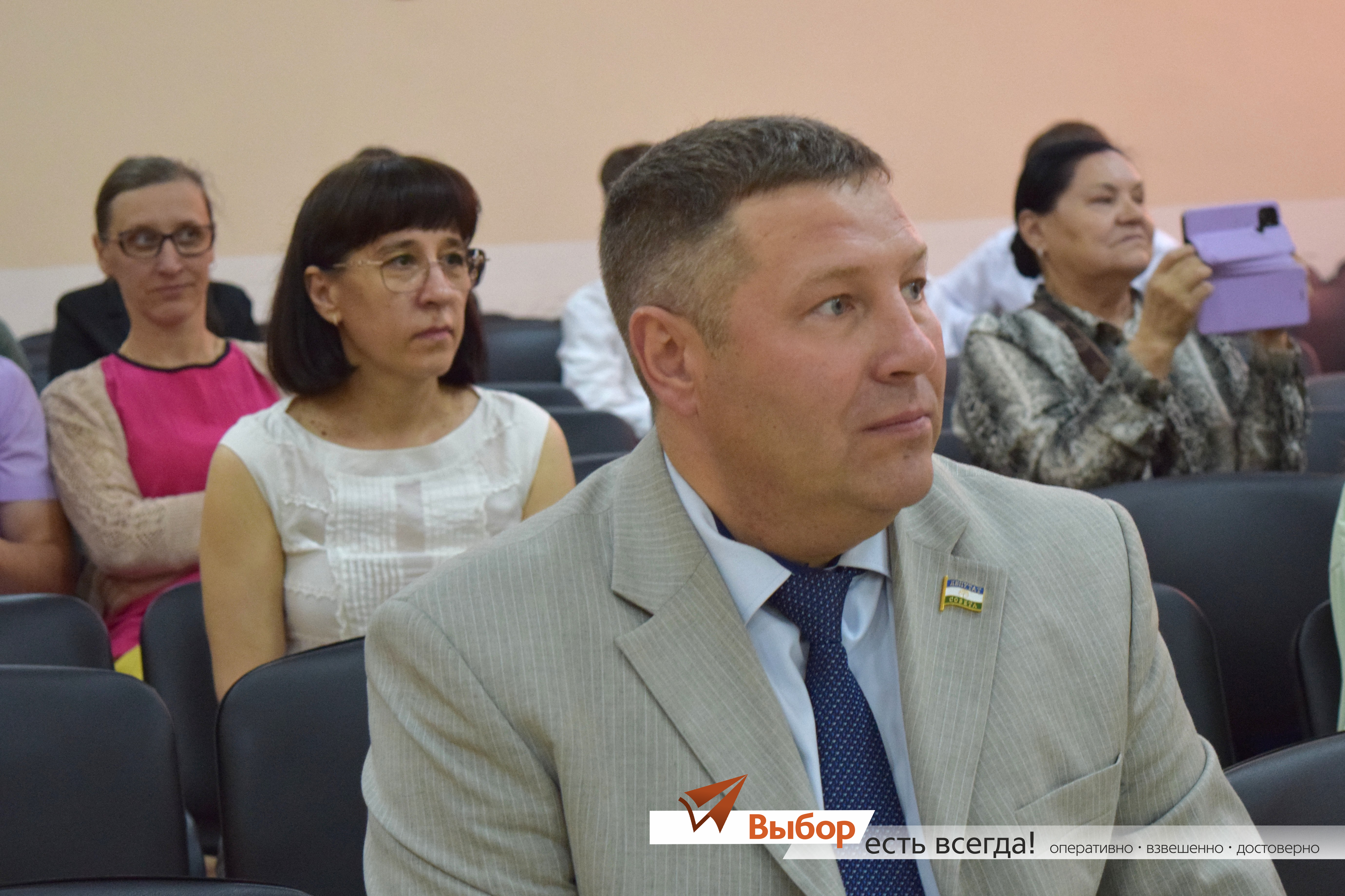 В Салавате выпускникам школы № 4 подарили подписку на газету «Выбор»