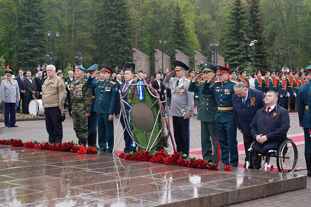 Глава Башкирии возложил венок Славы к Вечному огню