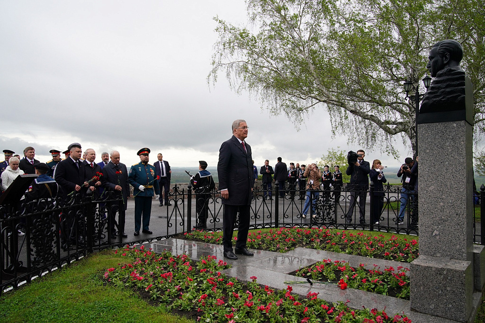 Глава Башкирии возложил венок Славы к Вечному огню