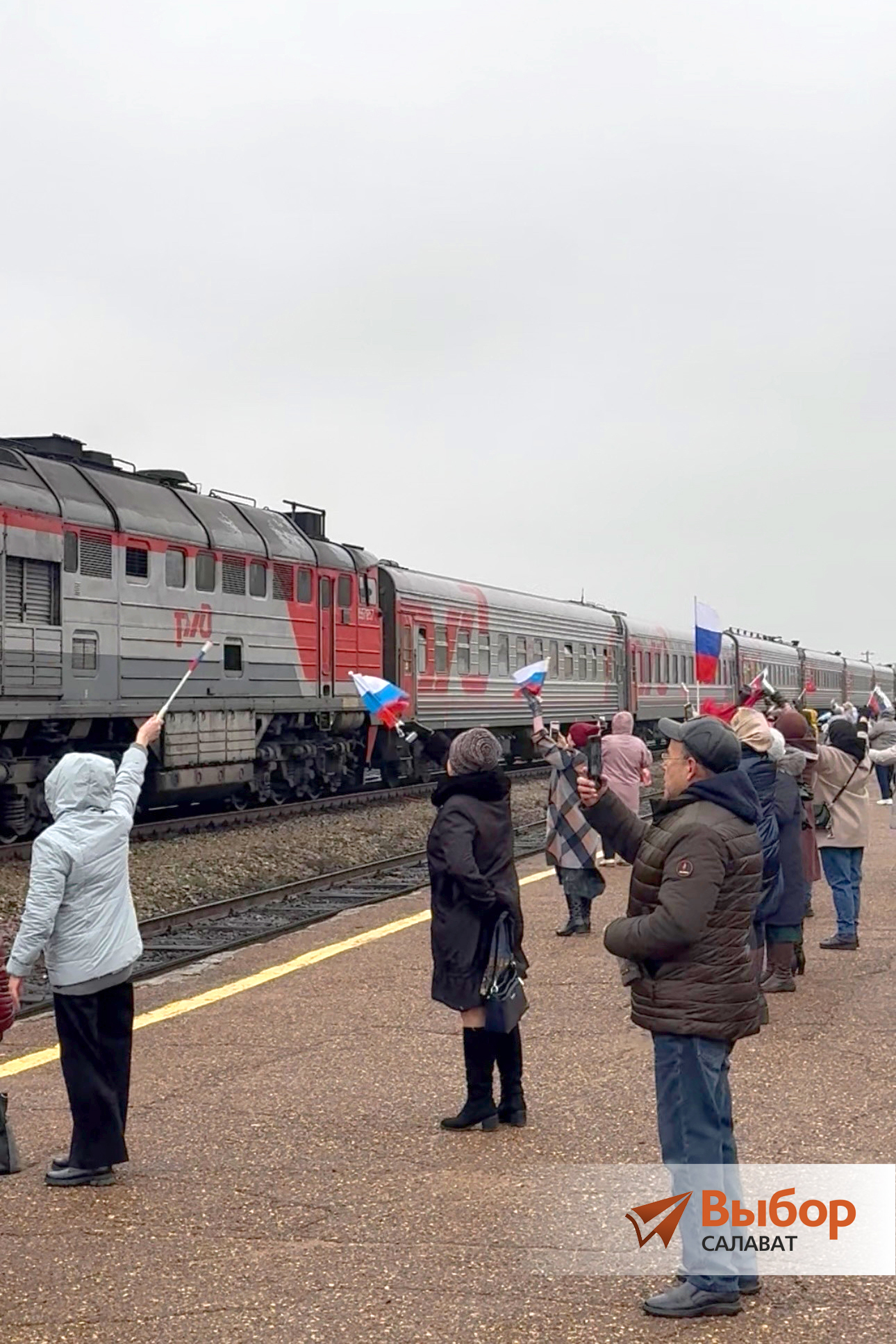 Жители Салавата приветствовали раненых бойцов, едущих в госпиталь