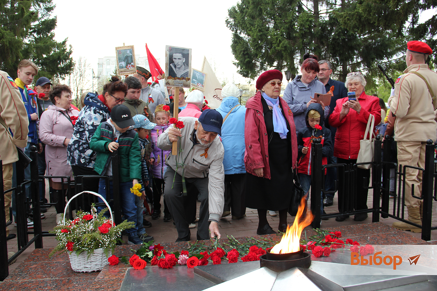 В День Победы салаватцы возложили цветы на мемориальном комплексе «Вечный огонь»