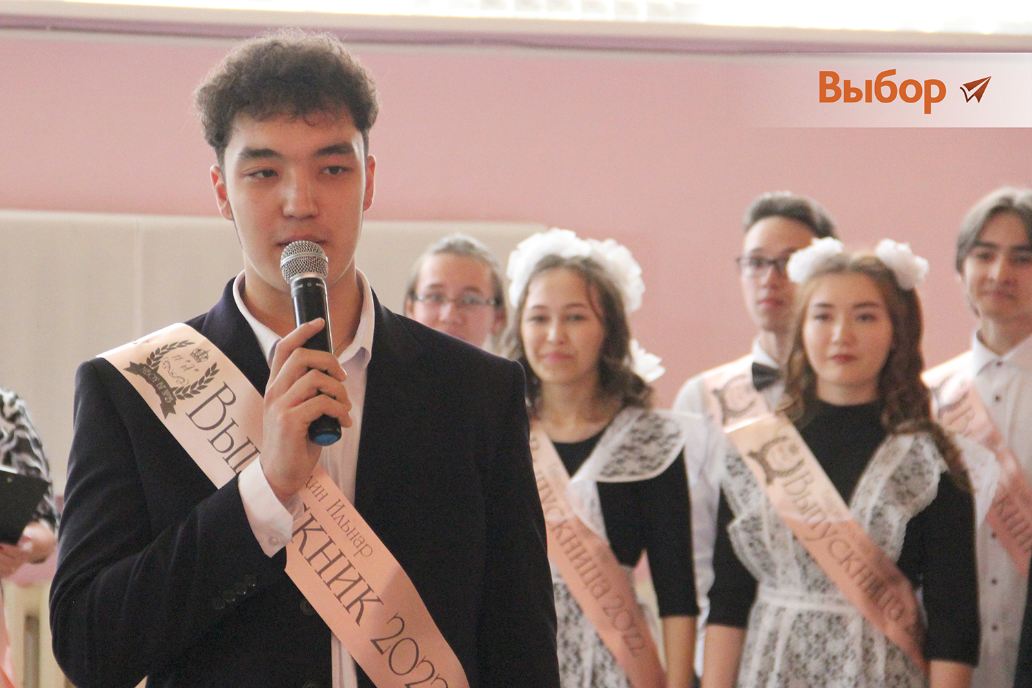В башкирской гимназии Салавата прозвенел последний звонок для выпускников