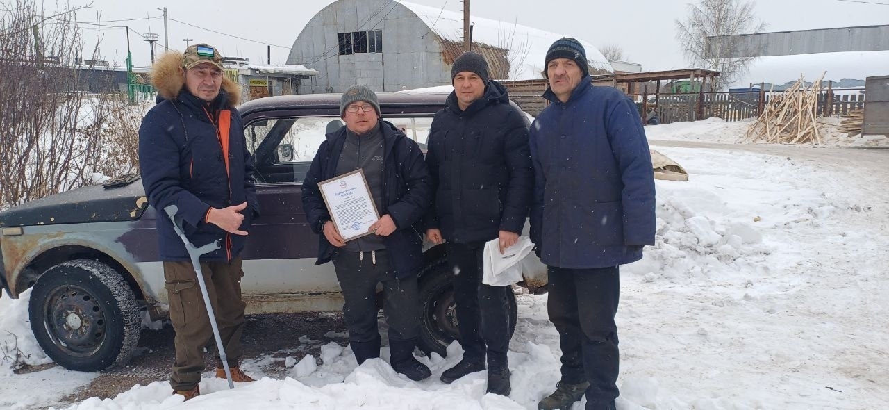 «Что имеем, тем и рады поделиться» - в Салавате на СВО передают автомобили