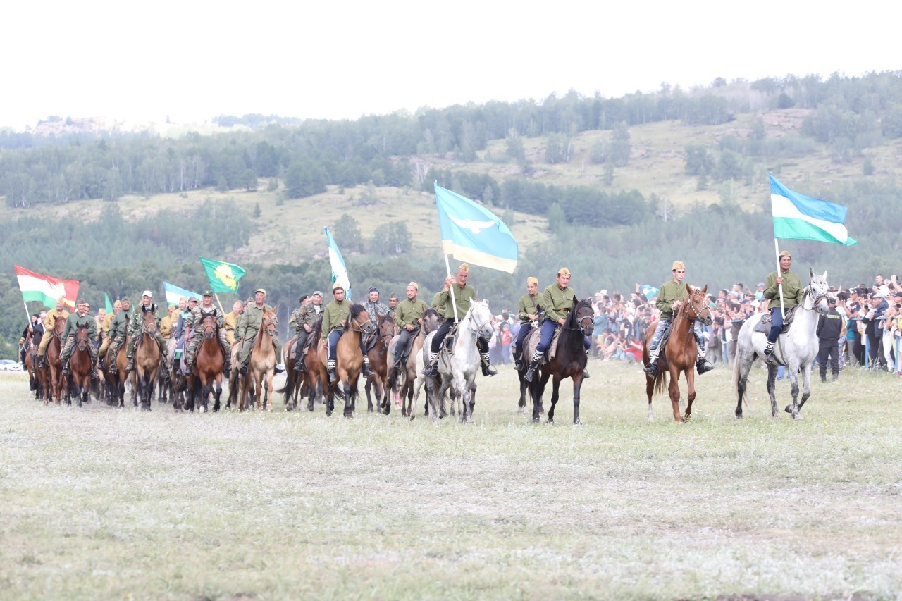 Около 500 участников из России и зарубежья собрал конный парад фестиваля «Башкорт аты»