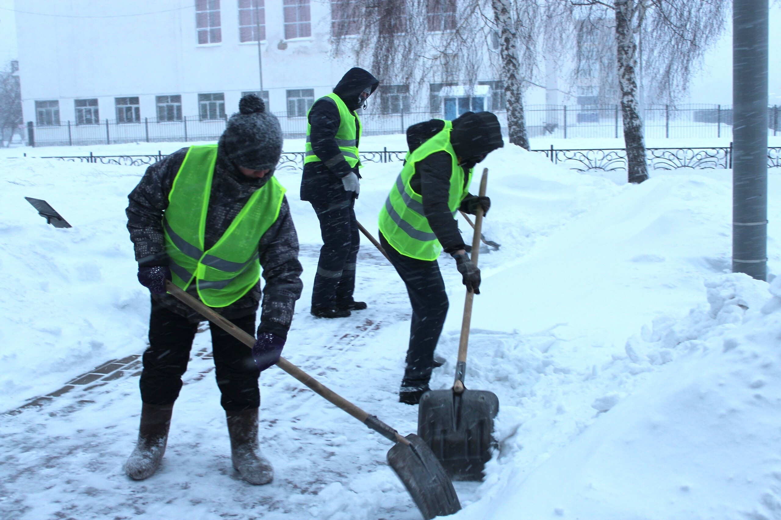«У нас, как и у погоды, нет выходных»: как в Салавате борются со снегом
