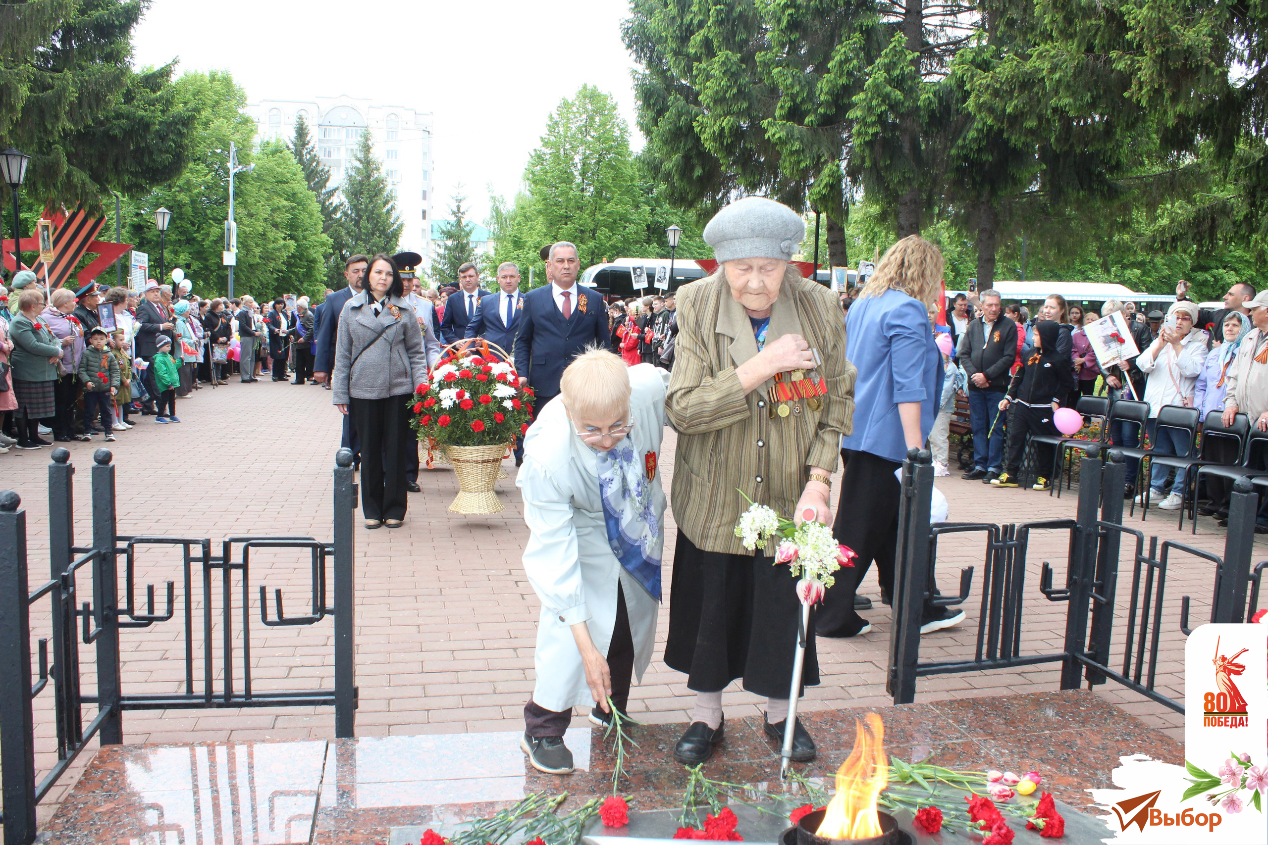 В Салавате День Победы начался на мемориале «Вечный огонь»
