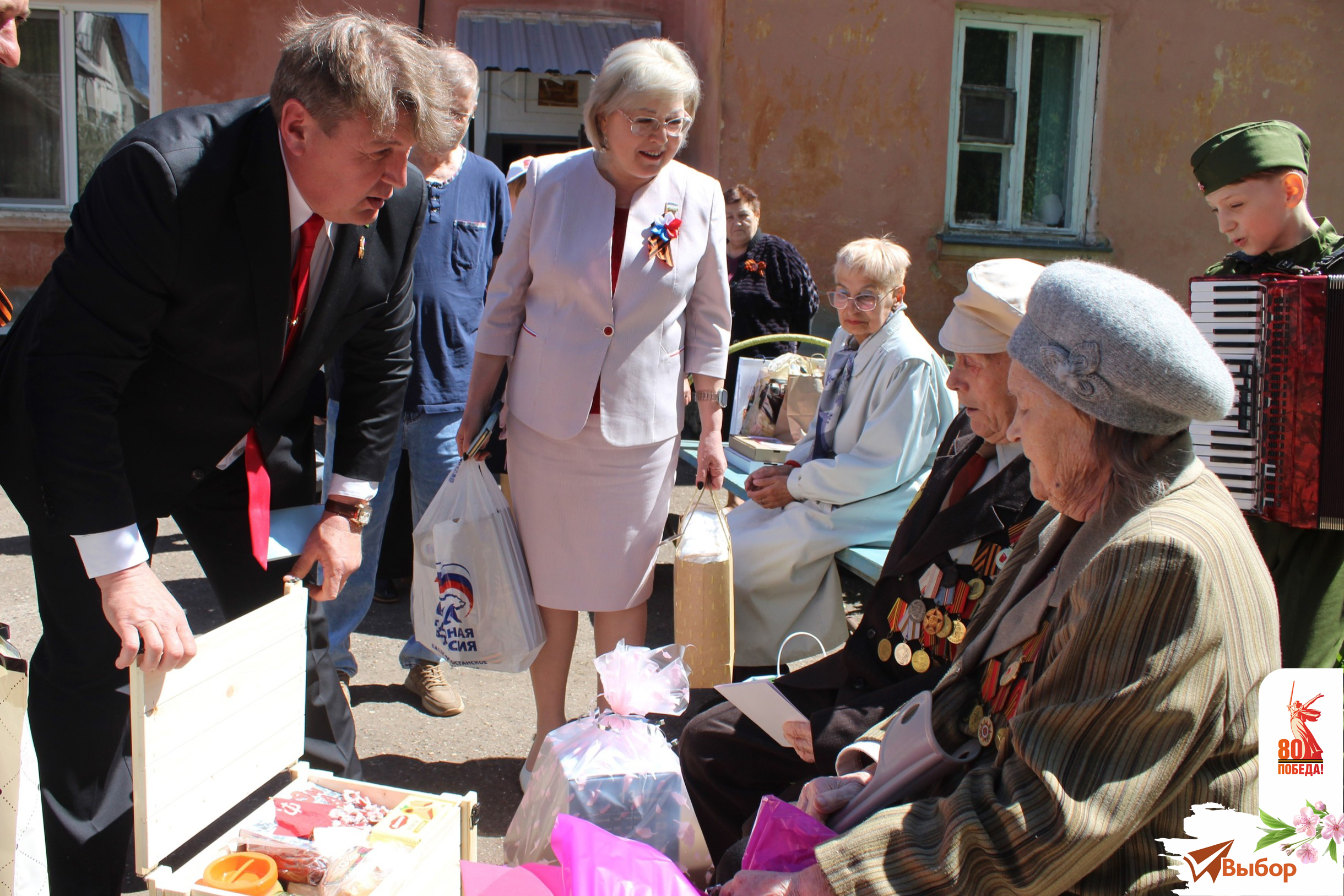 В Салавате поздравили ветерана Великой Отечественной войны Никифора Елисеева